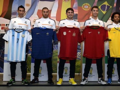 Di María, Benzema, Casillas, Cristiano, Marcelo e Modric posam com as camisas de Argentina, França, Espanha, Portugal, Brasil e Croácia.