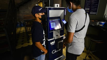 Caixa eletrônico que entrega dinheiro em troca de bitcoins, no centro histórico de San Salvador.