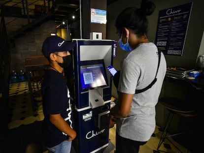 Un cajero que entrega efectivo a cambio de bitcoins, en el centro histórico de San Salvador.