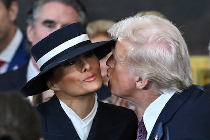 El presidente electo Donald Trump besa a Melania Trump antes de la 60ª toma de posesión presidencial en la Rotonda de Estados Unidos el pasado 20 de enero