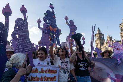 En la imagen, un colectivo de madres de víctimas de feminicidio cargan siluetas para exigir justicia y un alto a los asesinatos, las violaciones, las desapariciones y el acoso.