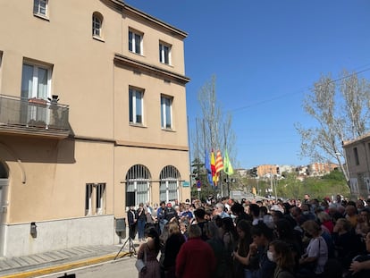 Concentración en Vilanova del Camí (Barcelona) para condenar el asesinato de una vecina a manos de su pareja.