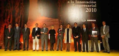 Foto de familia: premiados, miembros del jurado, representantes de los patrocinadores y la ministra de Ciencia e Innovación, Cristina Garmendia