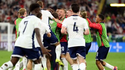 Los jugadores de la selección inglesa celebran el gol de Ollie Watkins sobre el final del partido ante Países Bajos.