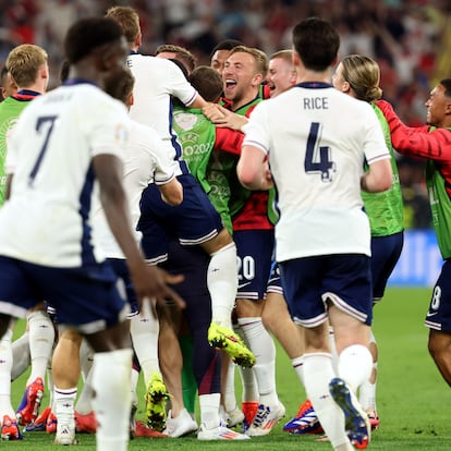 Los jugadores de la selección inglesa celebran el gol de Ollie Watkins sobre el final del partido ante Países Bajos.