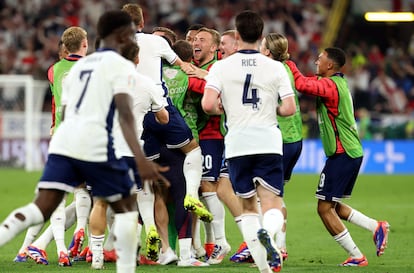 Los jugadores de la selección inglesa celebran el gol de Ollie Watkins sobre el final del partido ante Países Bajos.