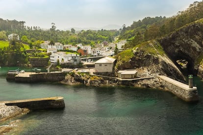 This charming fishing hamlet is famous for being the birthplace of Corín Tellado (1927-2009), a best-selling author of romantic novels who wrote nearly 5,000 books throughout her career. Visitors can take in the open sea and fresh air from one of the lookout points in the Atalaya neighborhood. The Jardón palace is also a highlight.