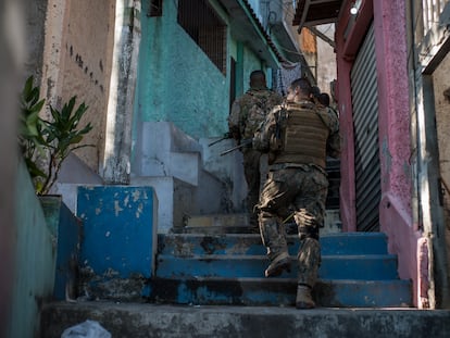 El cuerpo de elite de la Policía brasileña BOPE patrulla por las calles de Rio De Janeiro en julio de 2020.