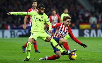 Rafinha y Griezmann, en una acción del Atlético-Barça.