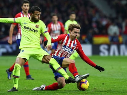 Rafinha y Griezmann, en una acción del Atlético-Barça.