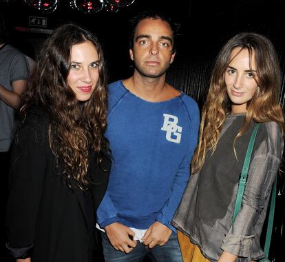 Andy Valmorbida con Alexia Niedzielski, a la derecha, y Tatiana Santo Domingo (mujer de Andrea Casiraghi) en una fiesta en Londres en 2011.