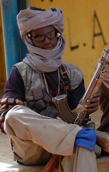 Como cualquier otro viernes, aquel primero de abril de 2011 disfrutaba del fin de semana con unos amigos en la casa que Naciones Unidas ofrecía a la comunidad humanitaria en Mazar e Sharif, en el norte de Afganistán, cuando comenzaron las protestas y el ataque contra la oficina principal de la ONU. Inmediatamente, corrimos a refugiarnos en el búnker. Al principio, quizá para quitarle hierro a la situación, empezamos a bromear. Los ánimos empezaron a cambiar cuando comprobamos que la radio de la oficina había dejado de comunicar. Todo se volvió frenético; los rumores empezaron a circular y los teléfonos móviles no dejaban de sonar. La situación empeoró cuando nos confirmaron que tres compañeros y cuatro guardas de seguridad habían sido asesinados. Algunos de los que compartían el búnker conmigo rompieron a llorar. Lo más difícil en el viaje de regreso a la normalidad es pensar en aquellos que perdimos, sus familias, sueños, aspiraciones y los momentos terribles por los que tuvieron que pasar. <p>La inseguridad es frecuente en muchos contextos en los que trabajamos. Con motivo del Día Mundial de la Asistencia Humanitaria el 19 de agosto, en esta selección de imágenes que comparto a diario en mi Twitter @diegofgphoto he querido rendir un homenaje a todos los colegas que fallecieron intentando construir un mundo mejor.</p><p>En la imagen. Darfur, Sudán 2007. Soldado del ejército de liberación de Sudán (SLA, en sus siglas en inglés). Las visitas a las aldeas controladas por los grupos rebeldes de Darfur resultaban algo desconcertantes, por no decir intranquilizadoras… Por un lado parecía predominar la cultura de la hospitalidad y también cierta necesidad de ostentación. Por otro, era obvia la reticencia a la presencia de los extranjeros en sus territorios.</p>