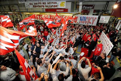 Los trabajadores de la fábrica de Ducati vitorearon a Rossi y a Hayden en su visita.