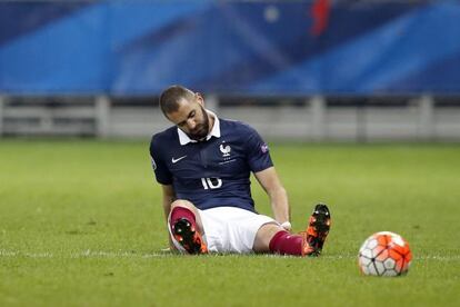 Benzema, lesionado, se duele durante el amistoso con Armenia.