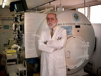 Jordi Desola, ante la cámara hiperbárica del Centro de Recuperación e Investigaciones Submarinas de Barcelona.