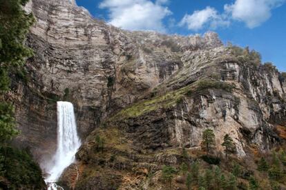 Al suroeste de la provincia de Albacete, entre las entrañas de la sierra de Alcaraz, brota del interior de una cueva a más de 30 metros de altura una de las mayores surgencias cársticas de España, convertida en el nacedero del río Mundo. Riópar es el pueblo de referencia para llegar al Calar del río Mundo.