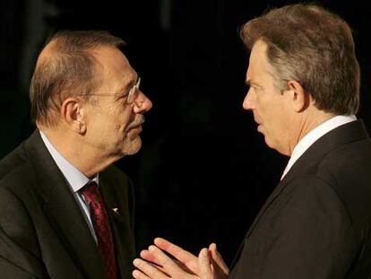 El primer ministro británico, Tony Blair, da la bienvenida a Javier Solana poco antes del inicio de la cumbre informal de Hampton Court.