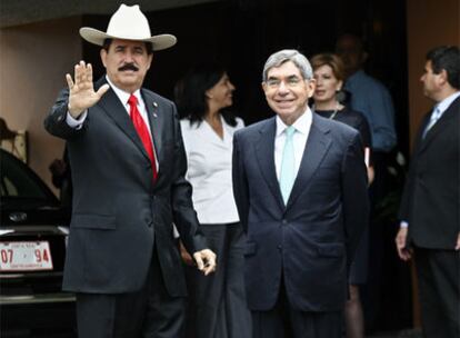 El depuesto presidente de Honduras, Manuel Zelaya (izquierda), a su llegada a la residencia de Óscar Arias.