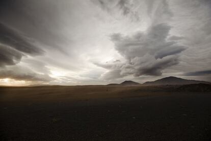 Una tormenta de arena en el vasto desierto del interior, considerado en las leyendas islandesas como las "tierras malas", refugio de forajidos.