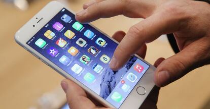 Un usuario con un iPhone 6.