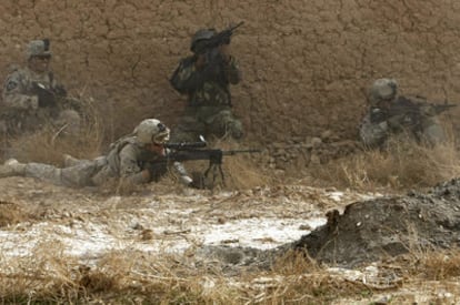 Soldados estadounidenses y afganos intercambian disparos con insurgentes talibanes durante una patrulla al oeste de Lashkar Gah, en la provincia de Helmand.
Un soldado toma una imagen del iris de un talibán detenido.