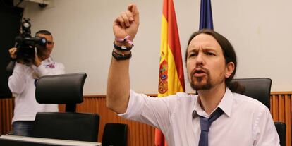  El secretario general de Podemos, Pablo Iglesias, durante la rueda de prensa en el Congreso.