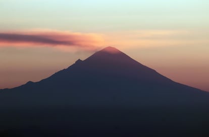 El volcán Popocatépetl durante el amanecer del 27 de febrero de 2022.