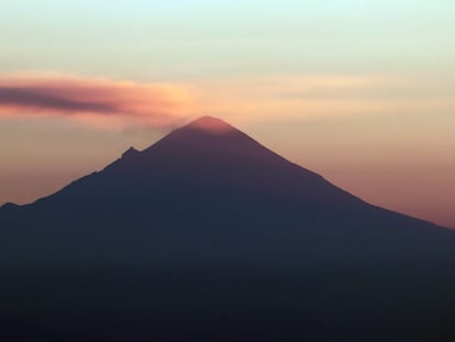 El volcán Popocatépetl durante el amanecer del 27 de febrero de 2022.