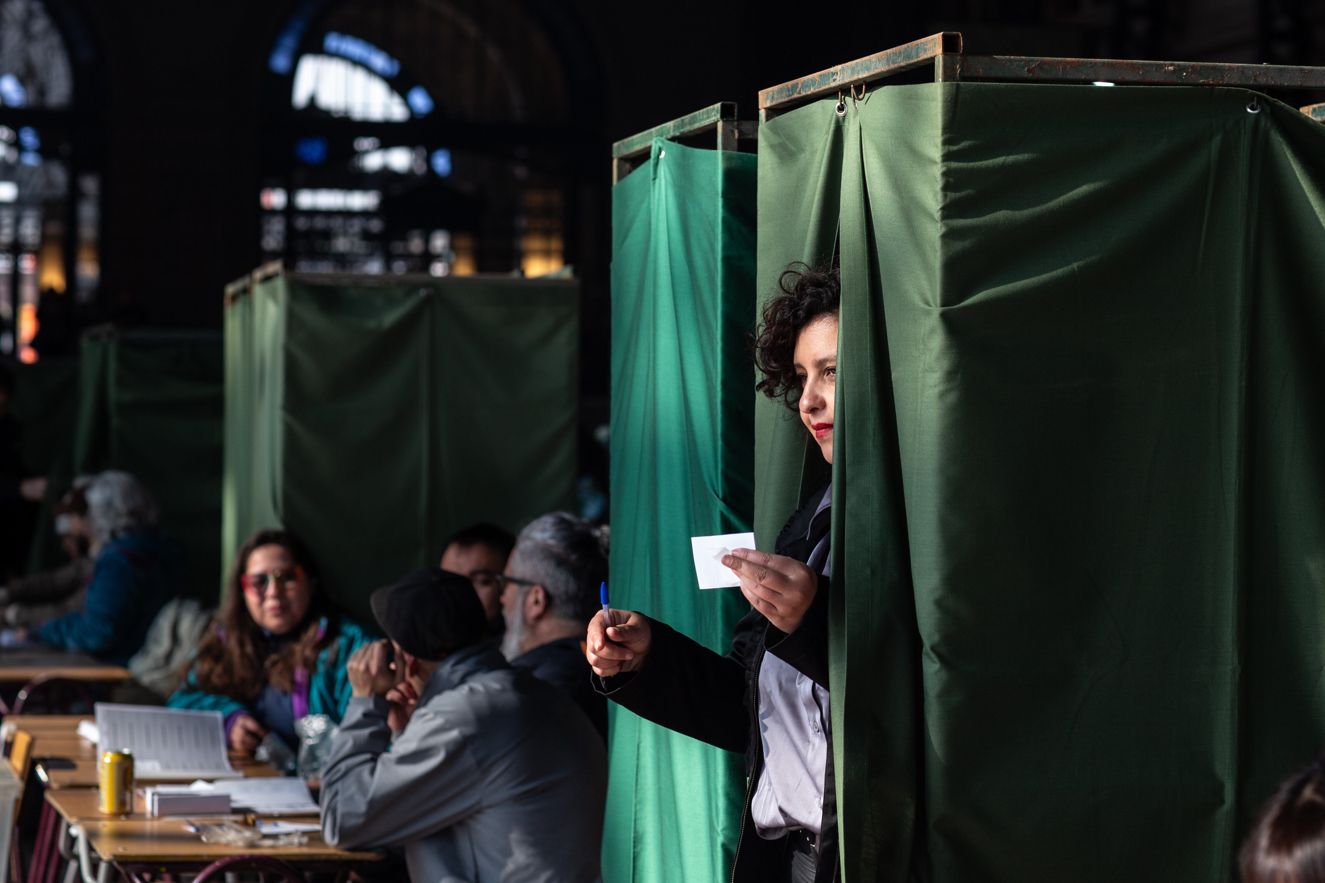 Una mujer emite su voto, en Santiago, en junio de 2025.
