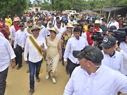 Gustavo Petro recorre las calles de Nazareth, en La Guajira, el 27 de junio de 2023.