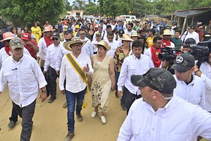 Gustavo Petro recorre las calles de Nazareth, en La Guajira, el 27 de junio de 2023.