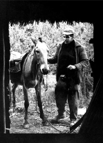 Ernesto Che Guevara llega en mulo al bohío donde les espera Fidel Castro, Celia Sánchez, Raúl Castro y Enrique Meneses para celebrar el almuerzo de Navidad,  25 Diciembre de 1957.