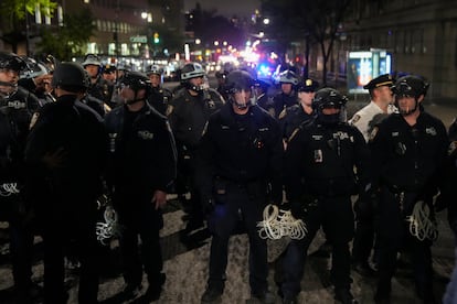 Policías acordonan el campus de Columbia, en el barrio de Morningside (Nueva York), este 30 de abril. La situación se presentó luego de que el mismo martes por la mañana estudiantes, que hasta ahora habían establecido un campamento en un campo de la universidad, entraran a un edificio administrativo y lo ocuparan.