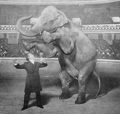 El ilusionista Houdini, en 1918, durante la actuación en el hipódromo de Nueva York en la que hizo desaparecer a la elefanta Jennie.