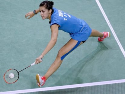 Carolina Marín golpea de revés durante su final contra Wang Shixian.
