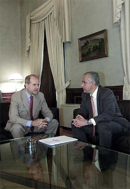 El presidente de la Junta de Andaluca, Manuel Chaves, a la izquierda, y el lder del PP andaluz, Javier Arenas.