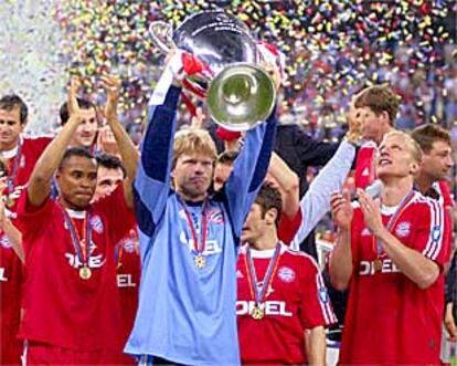 Oliver Kahn, portero del Bayern Múnich, sujeta el trofeo de la Liga de Campeones, rodeado por los juadores de su equipo.
