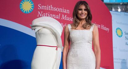 Melania Trump posa junto al vestido que llevó en el baile presidencial tras la investidura de su marido.