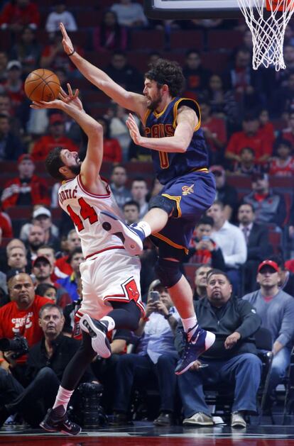 Nikola Mirotic contribuyó a la victoria de los Bulls con sus 19 puntos, firmando un buen partido y saliendo como titular. En la imagen lanza a canasta ante la oposición de Kevin Love.