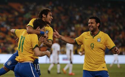 Oscar, Neymar e Fred comemoram o primeiro gol brasileiro na goleada contra a África do Sul.