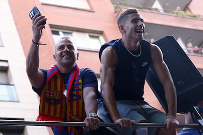El Barcelona celebra este viernes la consecución del triplete nacional (Supercopa de España, Copa del Rey y LaLiga conquistada ayer) con una rúa por las calles de la capital catalana.