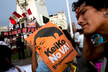 Multitudinaria marcha contra la candidatura de Keiko Fujimori en Lima (Perú).