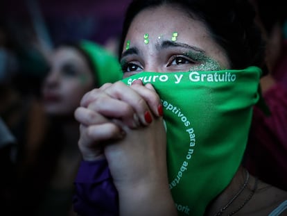 Una mujer espera la decisión de la Cámara de Diputados argentina sobre el aborto, este viernes en Buenos Aires.