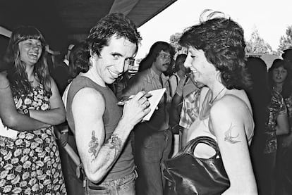 Bon Scott firma un autógrafo a una admiradora en Sidney en 1976, cuatro años antes de su muerte.