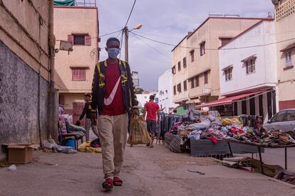 Ibrahim Barry, de 17 años, camina por el barrio de Takadúm, en Rabat, esta semana.