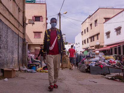 Ibrahim Barry, de 17 años, camina por el barrio de Takadúm, en Rabat, esta semana.