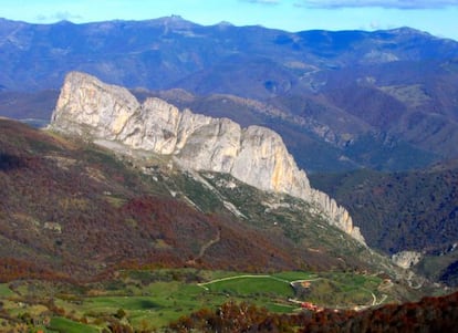 Pe&ntilde;a Cigal con el pueblo de Caloca a sus pies, en los Picos de Europa.