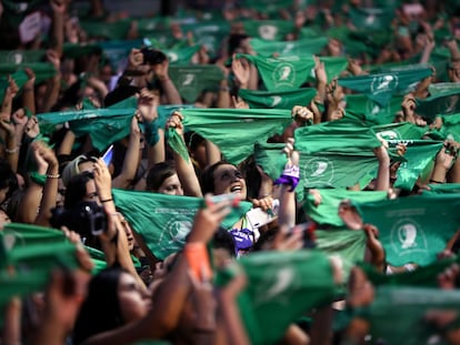 Mujeres manifestándose a favor del aborto frente al Congreso argentino, en Buenos Aires, el 19 de febrero de 2020.