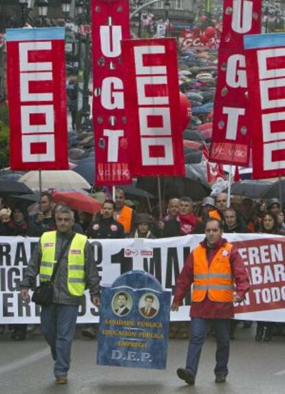 Una lápida por la educación y la sanidad públicas abrió la marcha de UGT y CC OO en Vigo.