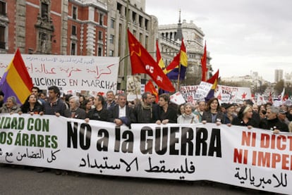 Manifestación por las calles del centro de Madrid en contra de la intervención de los aliados en Libia.